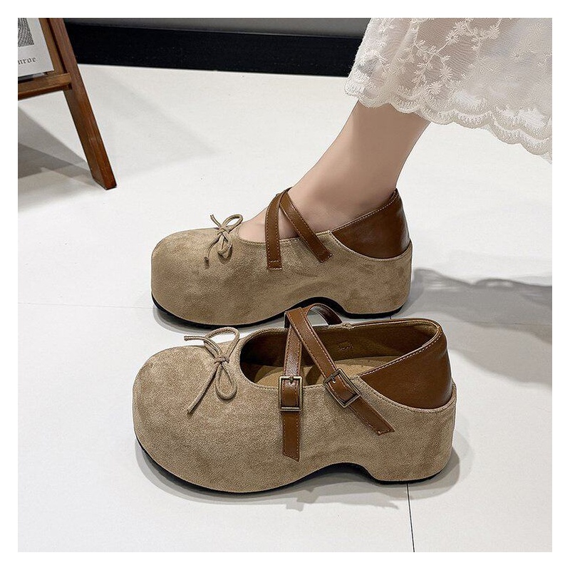 Street Fashion Styles - Sepatu Wanita Model Terbaru Mewah Bernapas